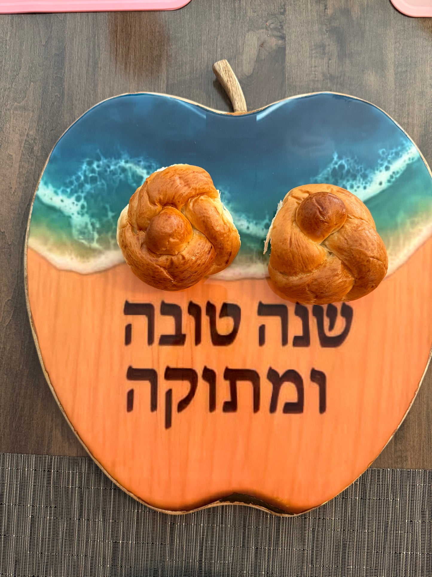 Rosh Hashanah Apple Tray – Wood & Resin with Hebrew “Shana Tova U'Metukah”