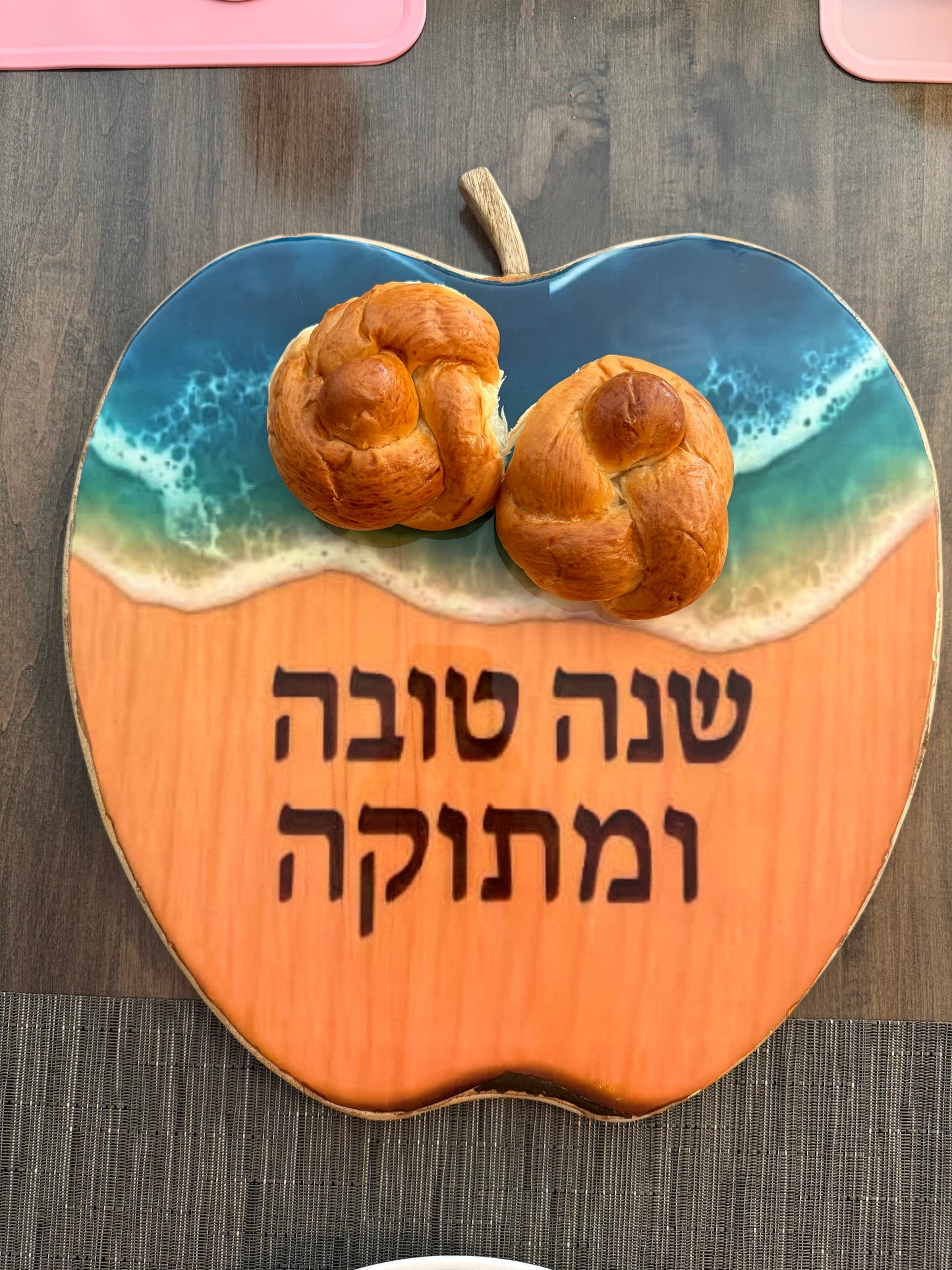 Rosh Hashanah Apple Tray – Wood & Resin with Hebrew “Shana Tova U'Metukah”