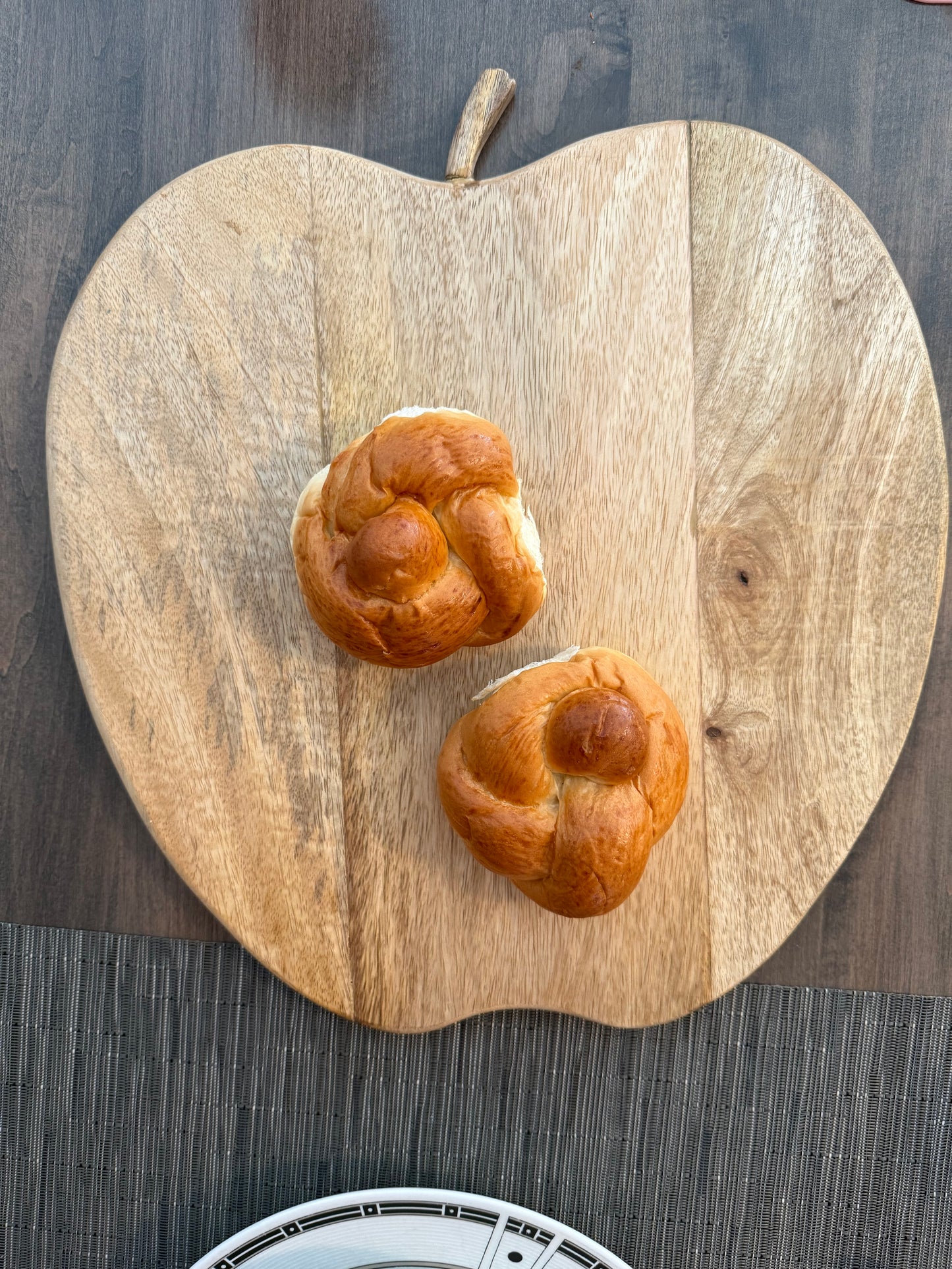 Rosh Hashanah Apple Tray – Wood & Resin with Hebrew “Shana Tova U'Metukah”