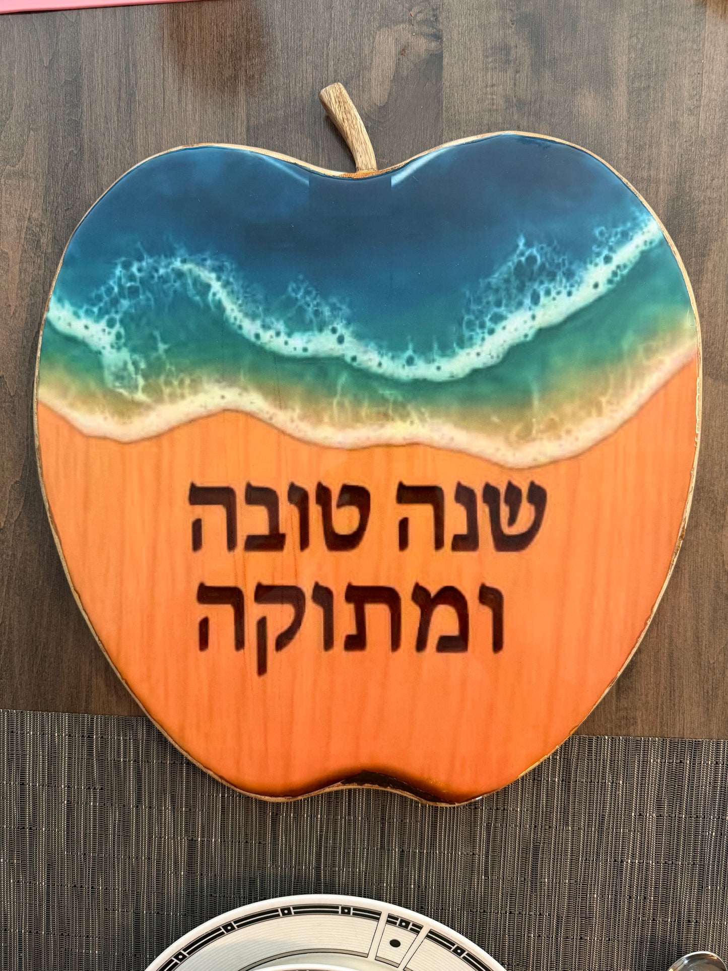 Rosh Hashanah Apple Tray – Wood & Resin with Hebrew “Shana Tova U'Metukah”