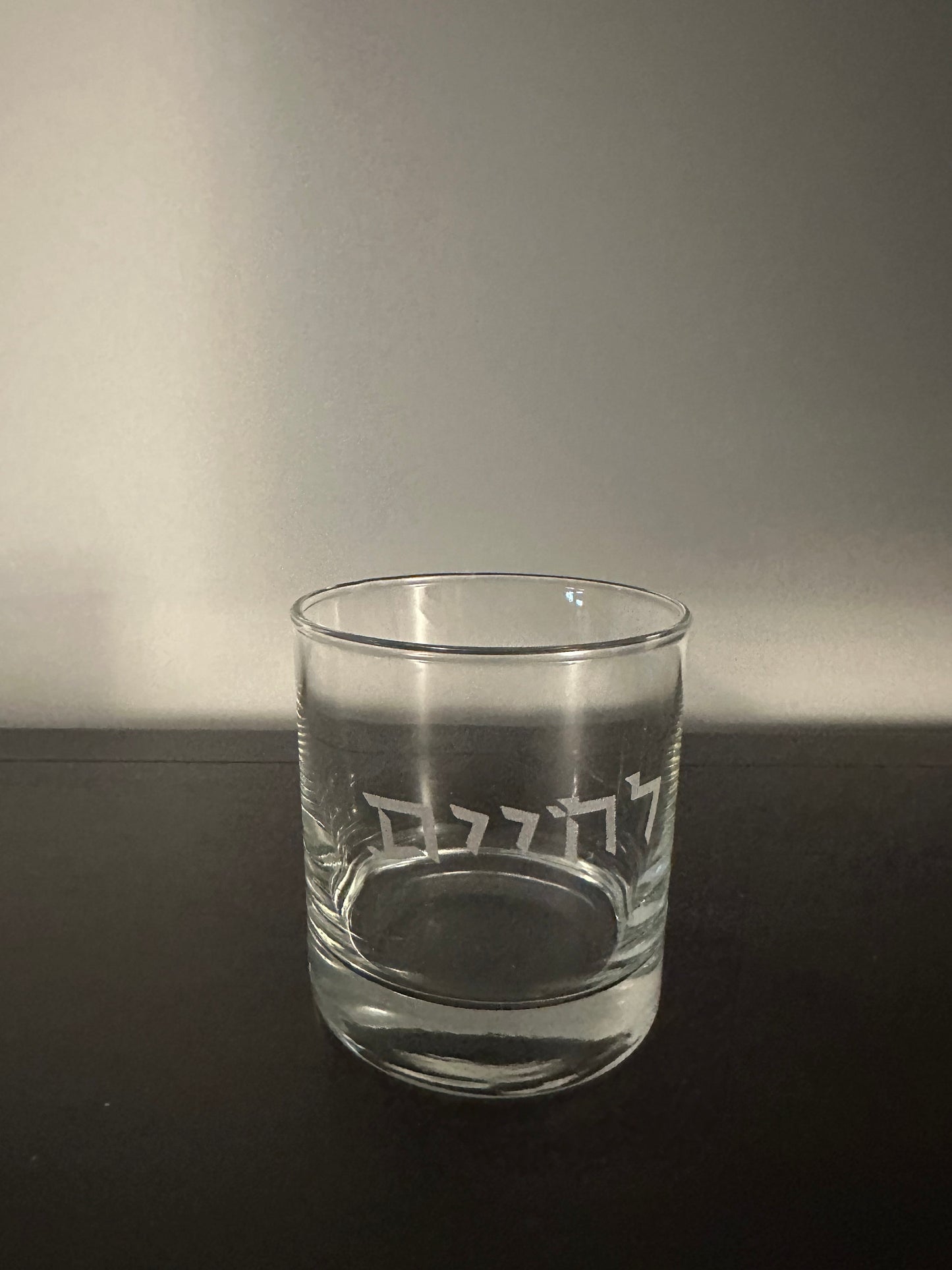 Engraved L’Chaim in Hebrew Whiskey Glass – Perfect Judaica Gift for Father’s Day & Shabbat Celebrations