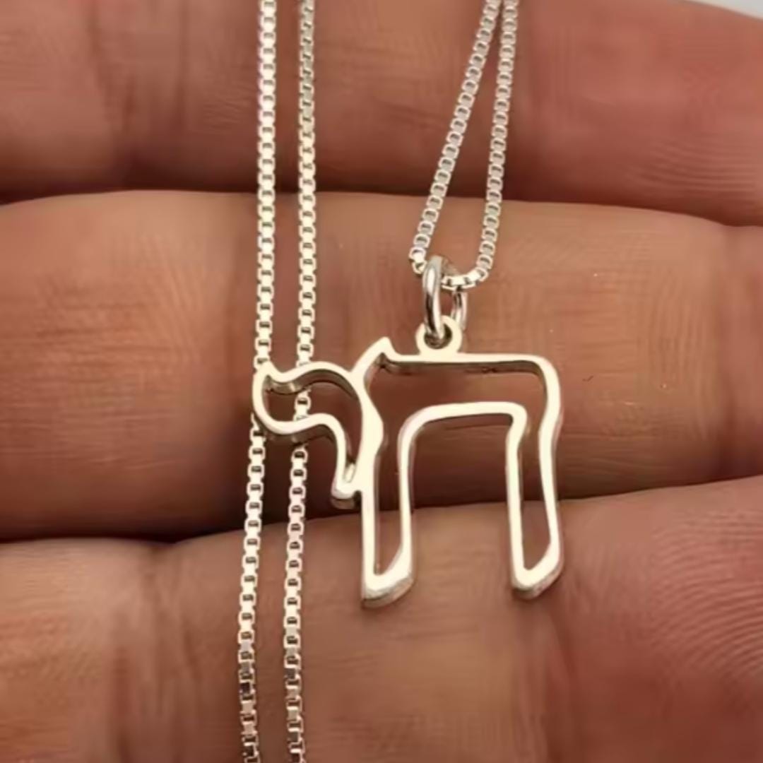 Unisex Hollow Small Chai Necklace